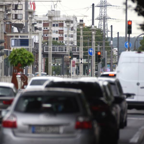 Autos im Stau auf der Aachener Straße in Köln