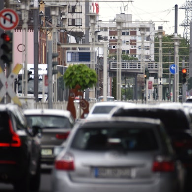 Autos im Stau auf der Aachener Straße in Köln