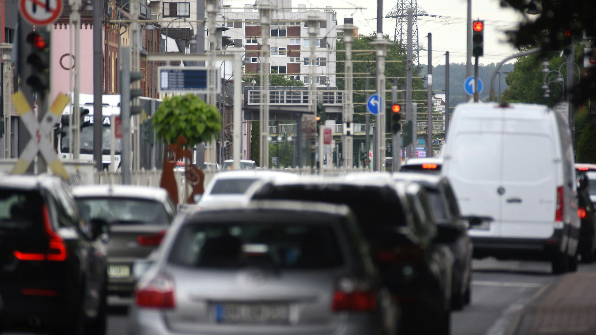 Autos im Stau auf der Aachener Straße in Köln