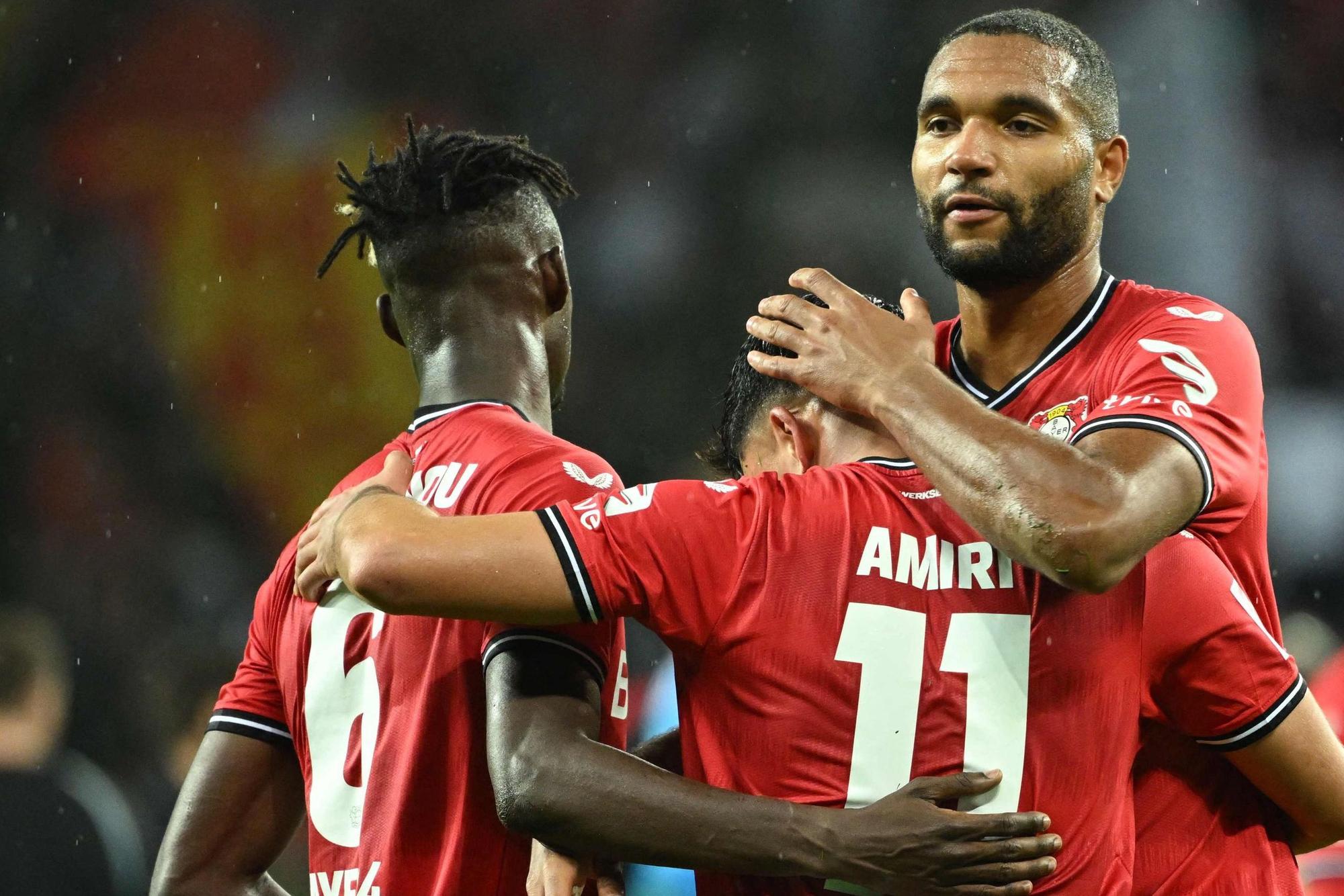 Jonathan Tah von Bayer 04 Leverkusen umarmt Nadiem Amiri.