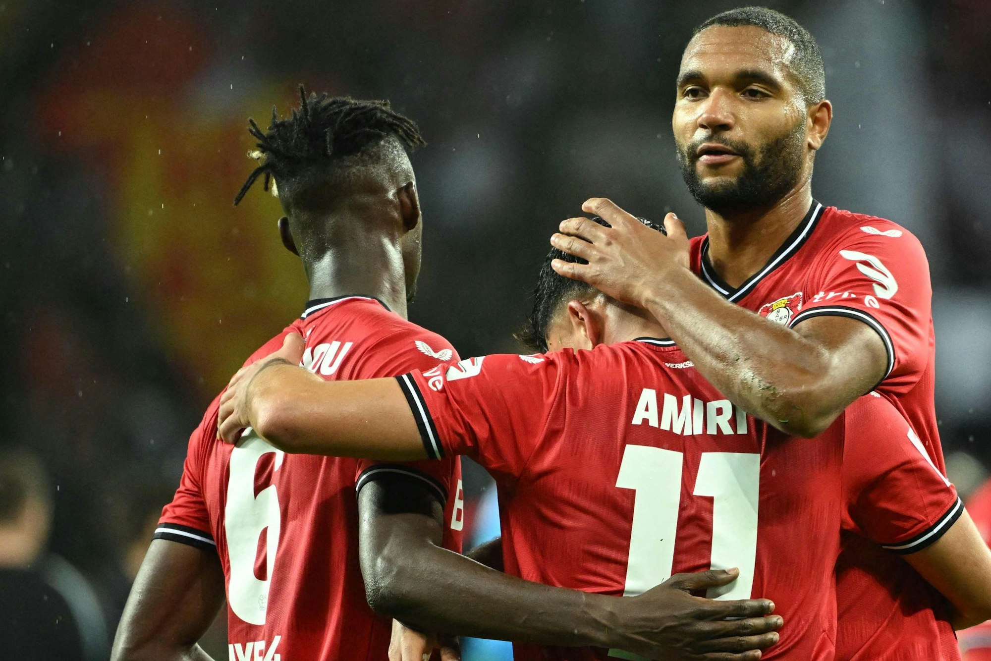 Jonathan Tah von Bayer 04 Leverkusen umarmt Nadiem Amiri.