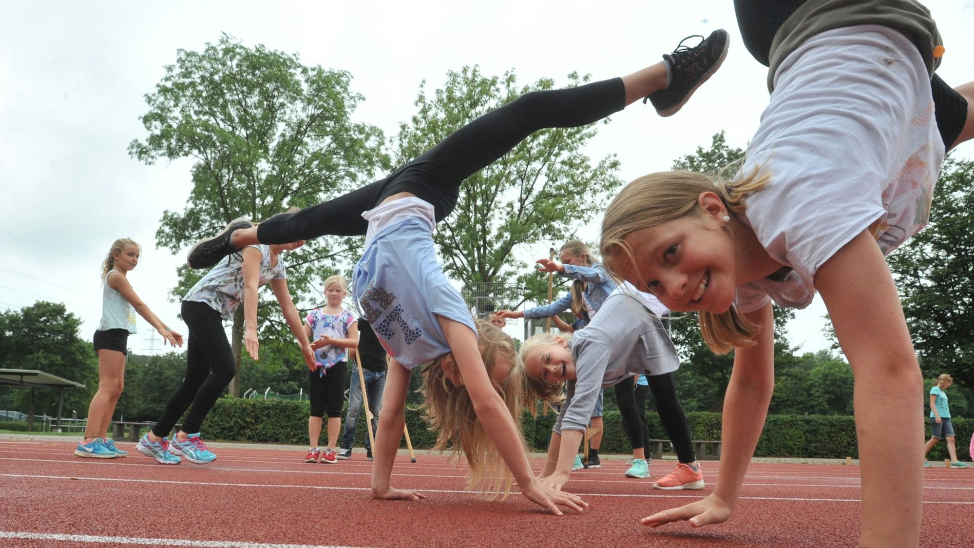 Mädchen beim Turnen auf dem Sportplatz bei der Feriensportaktion in Leichlingen 2015