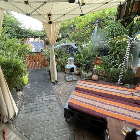 Im Vorgarten von Familie Alter ist unter anderem eine Liege zu finden.