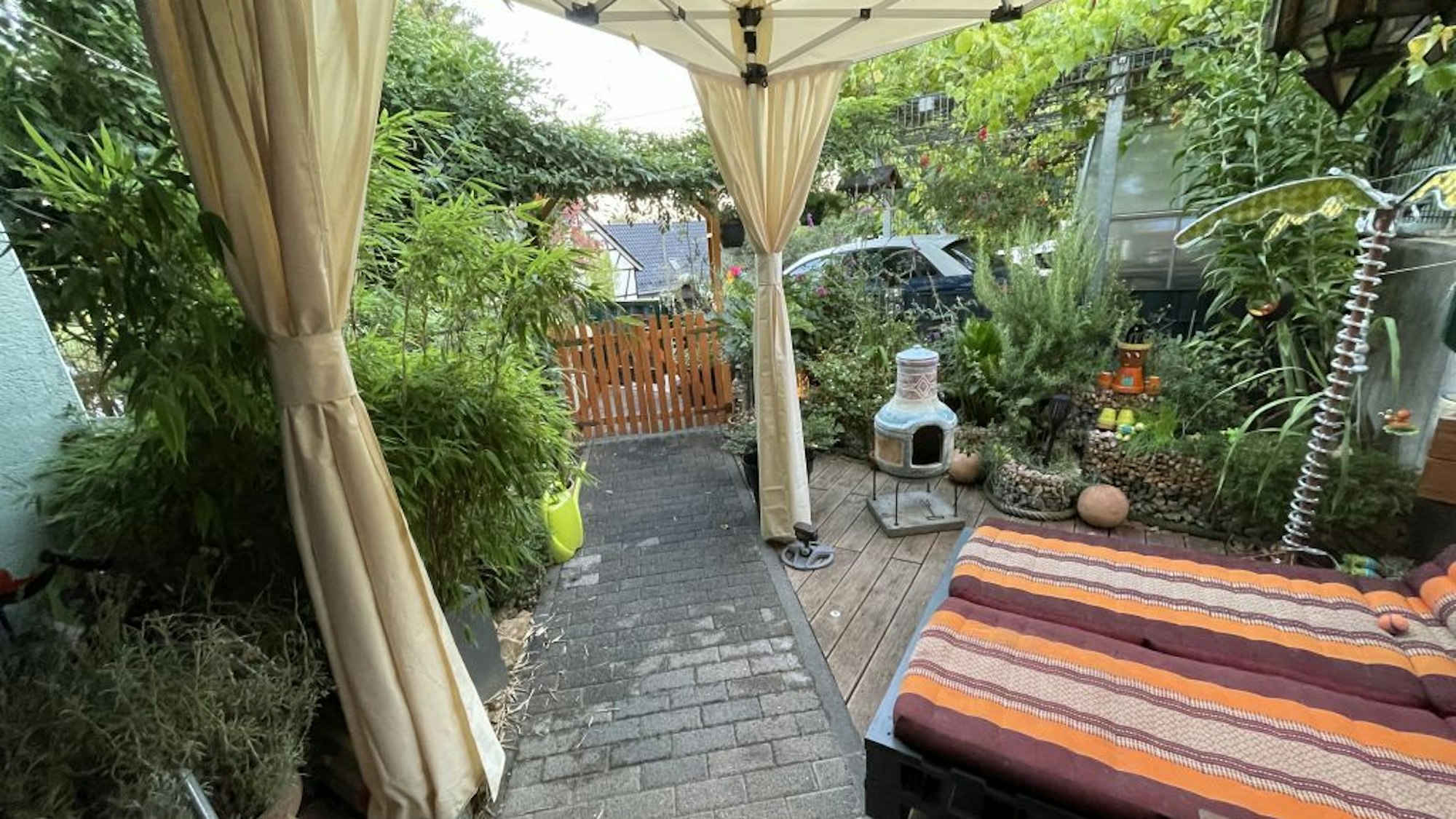 Im Vorgarten von Familie Alter ist unter anderem eine Liege zu finden.