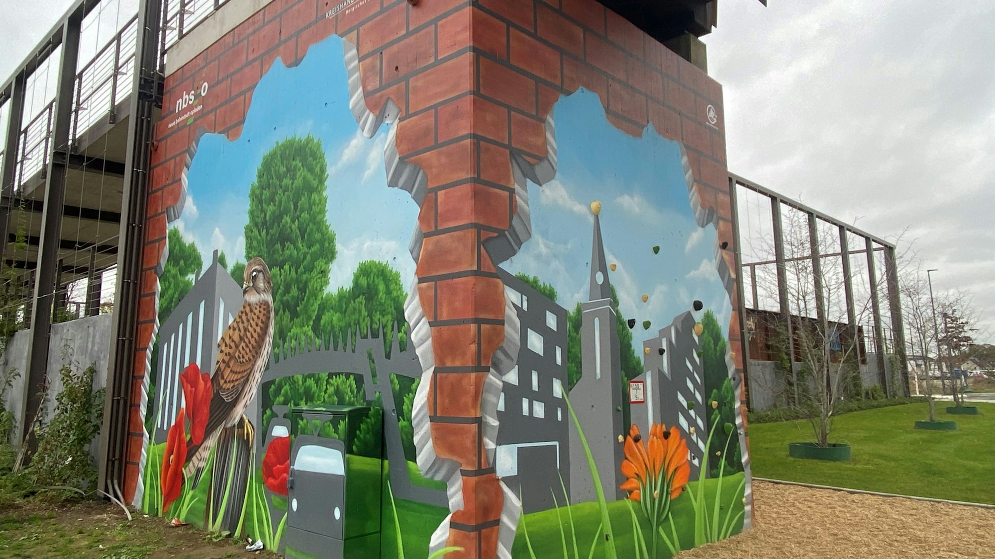 Bunt gemalte Landschaftsbilder an einem Pfeiler der Campusbrücke