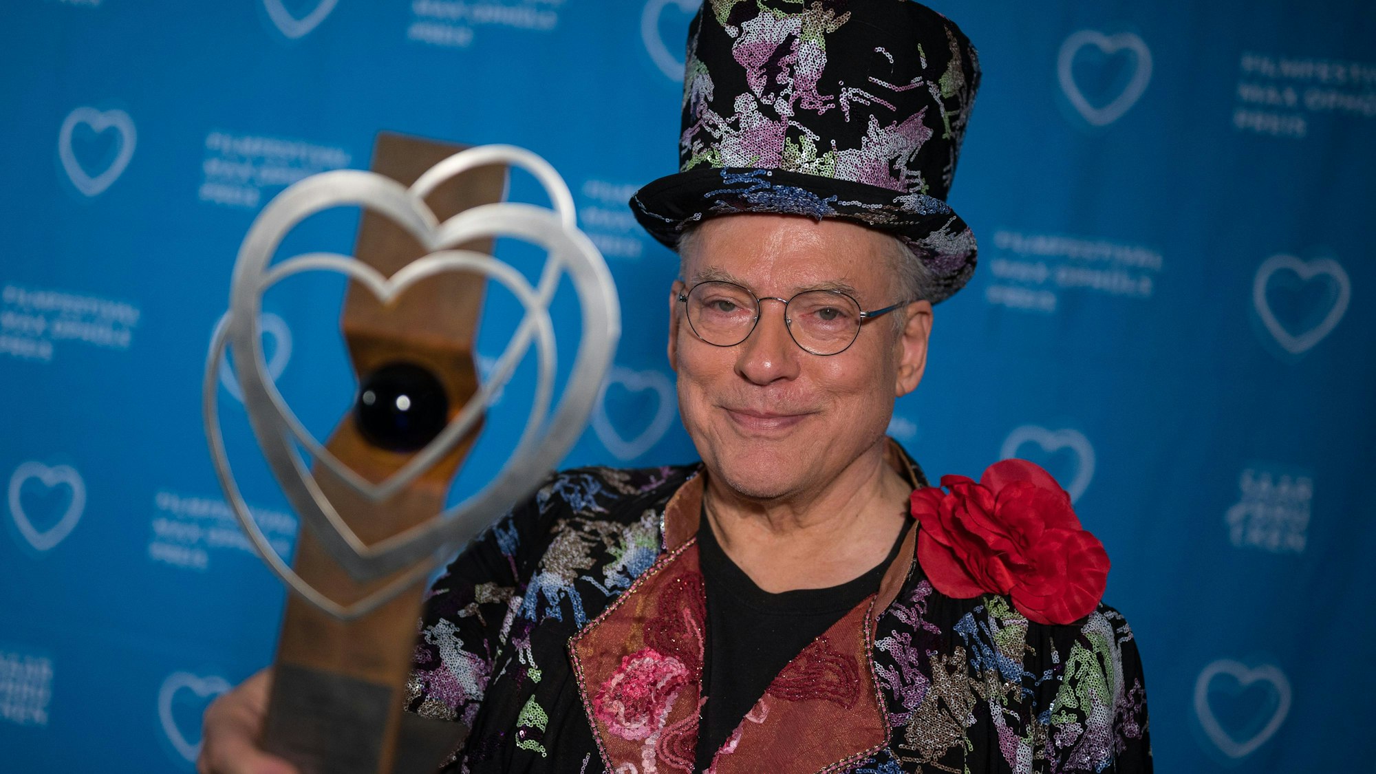 Filmregisseur Rosa von Praunheim hält den Ehrenpreis des 41. Filmfestivals Max Ophüls Preis in der Hand.