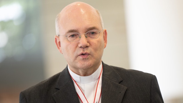 Bischof Helmut Dieser bei der vierten Synodalversammlung der katholischen Kirche in Deutschland im Congress Center Messe Frankfurt. Er redet und guckt recht ernst.