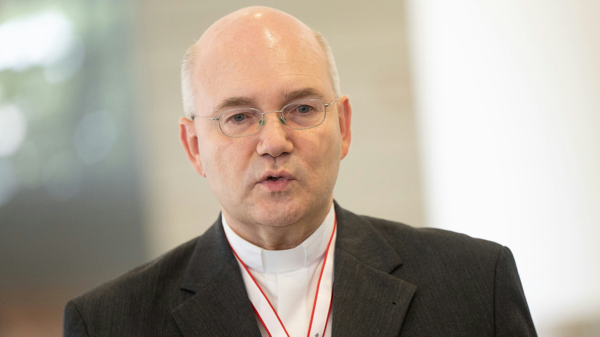 Der Aachener Bischof Helmut Dieser ist im Porträt zu sehen.