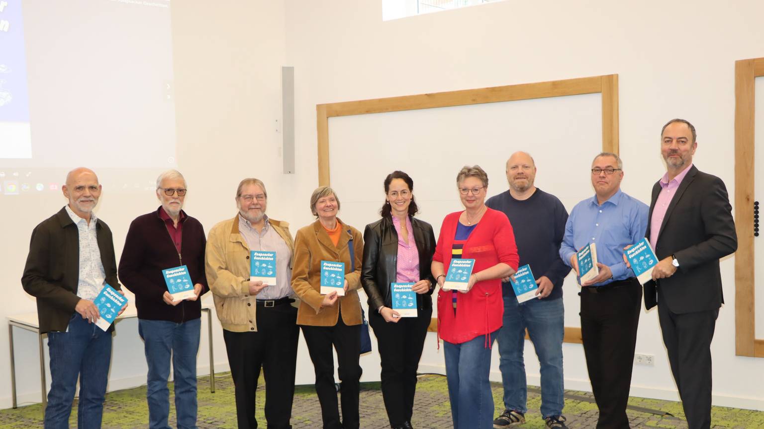Alle Beteiligten stehen mit Thomas Kuhlow und Günther Geisler zusammen und präsentieren das Buch.