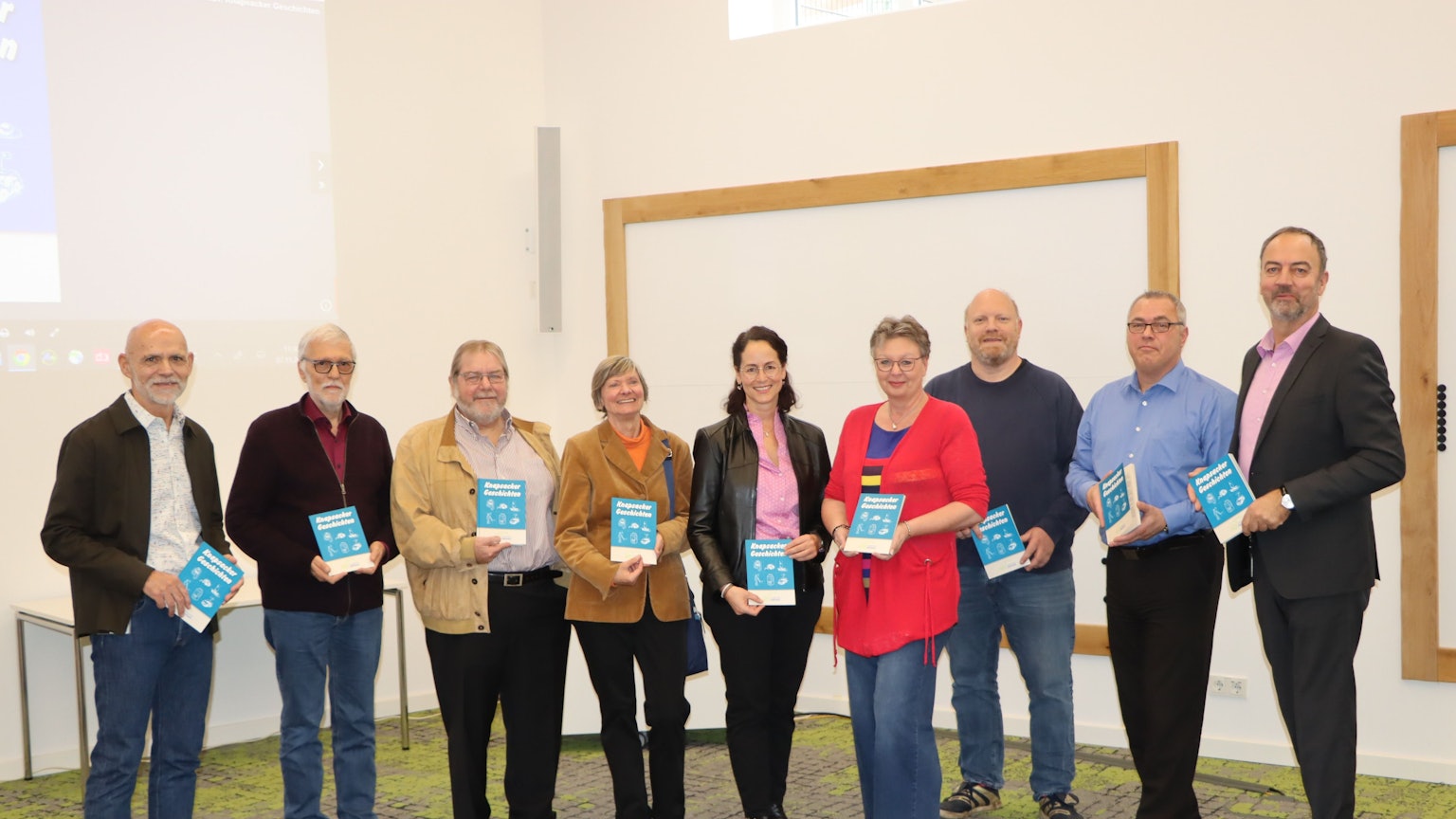 Alle Beteiligten stehen mit Thomas Kuhlow und Günther Geisler zusammen und präsentieren das Buch.