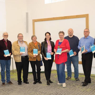 Alle Beteiligten stehen mit Thomas Kuhlow und Günther Geisler zusammen und präsentieren das Buch.