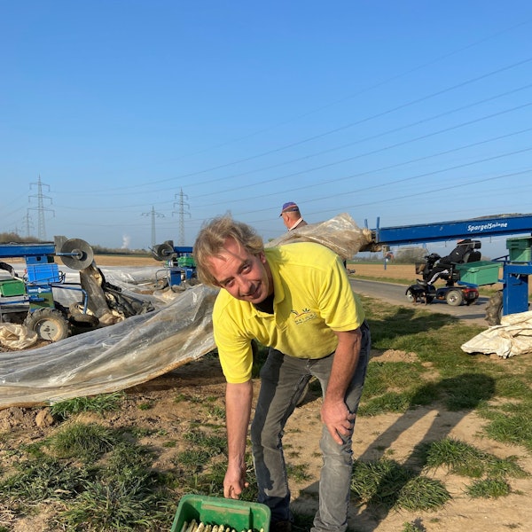 Zwei Wochen früher als sonst konnte Peter Wermes mit der Spargelernte beginnen. Die Heizung unter den Pflanzreihen macht das möglich.