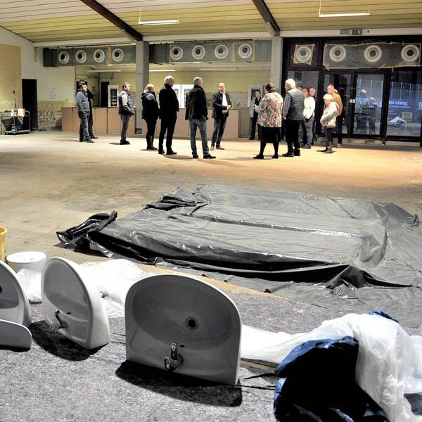 Die Kaller Kommunalpolitiker nehmen bei einem Ortstermin die Bürgerhalle unter die Lupe.