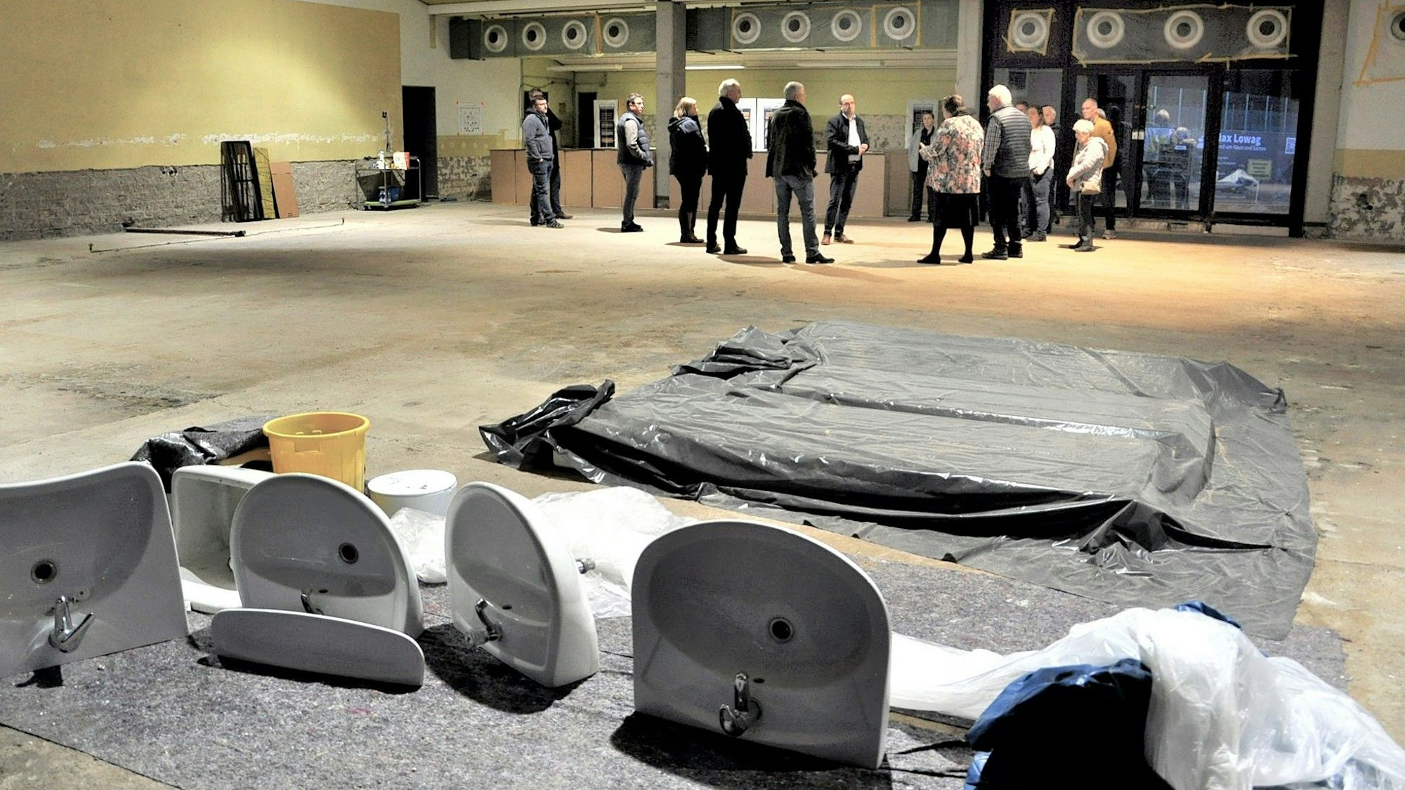 Die Kaller Kommunalpolitiker nehmen bei einem Ortstermin die Bürgerhalle unter die Lupe.