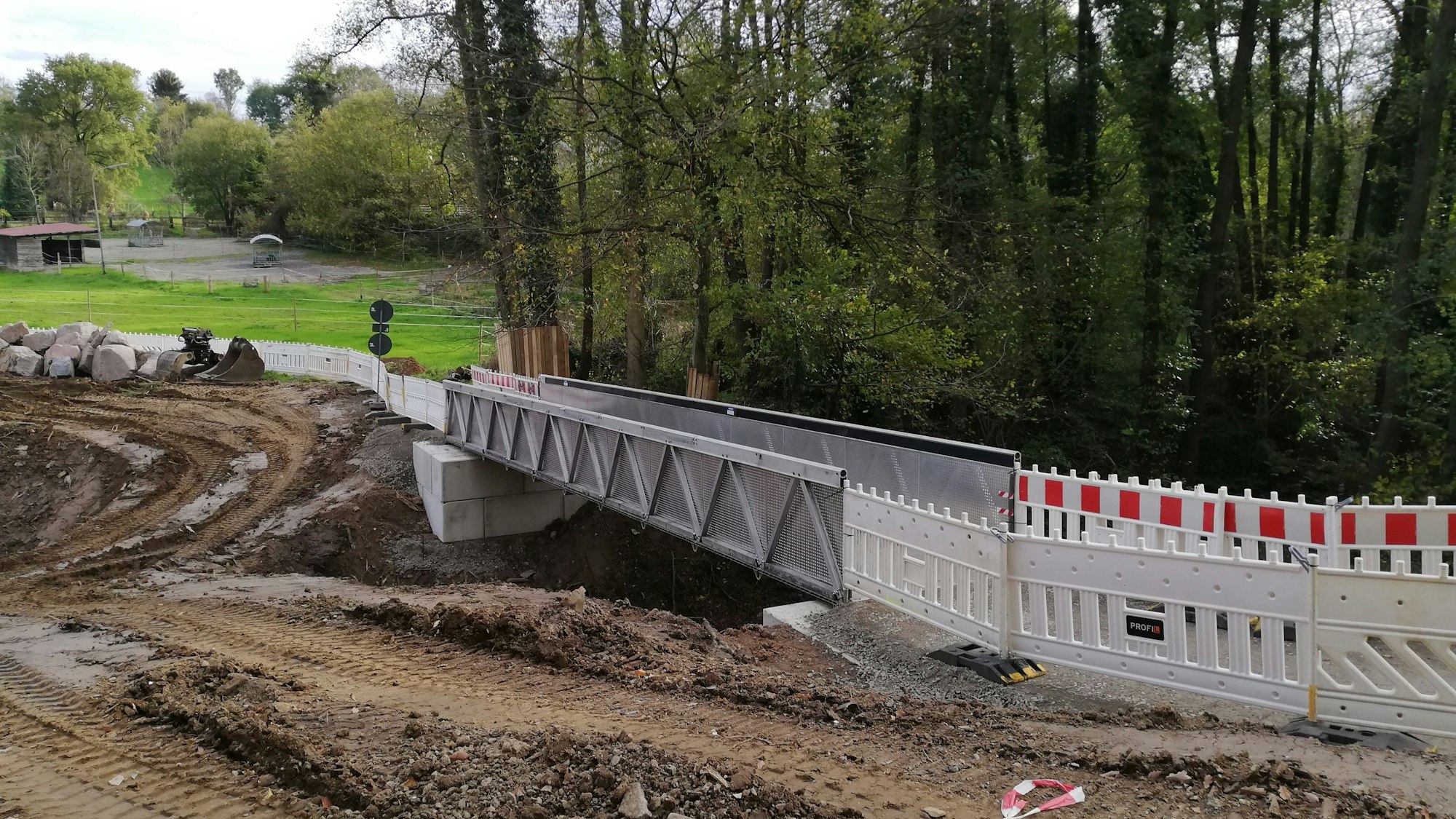 Behelfsbrücke liegt über dem Wiembach in Burscheid-Dürscheid.