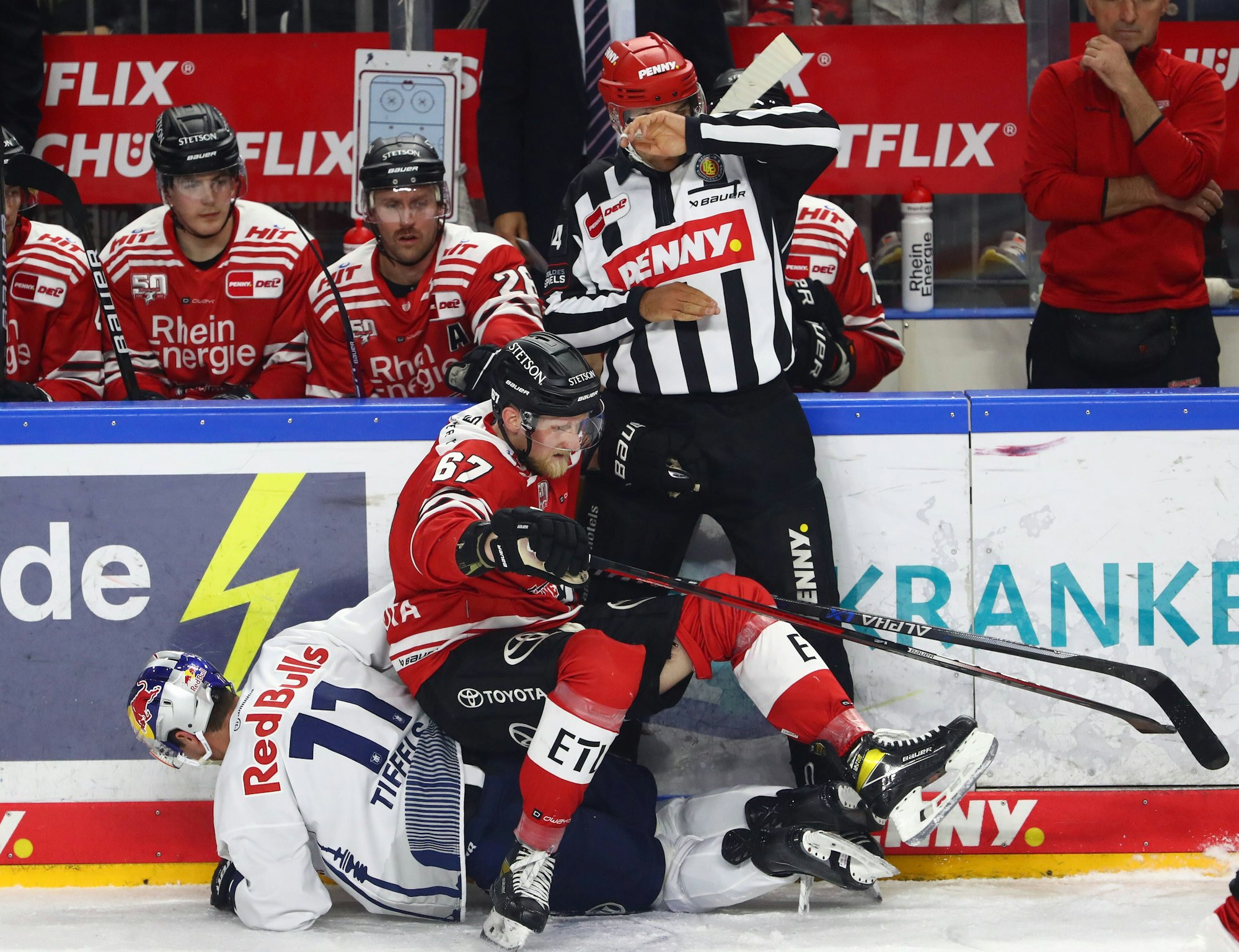 Der Münchner Frederik prallt im Zweikampf mit dem Kölner Stanislav Dietz gegen die Bande des Spielfeldes.