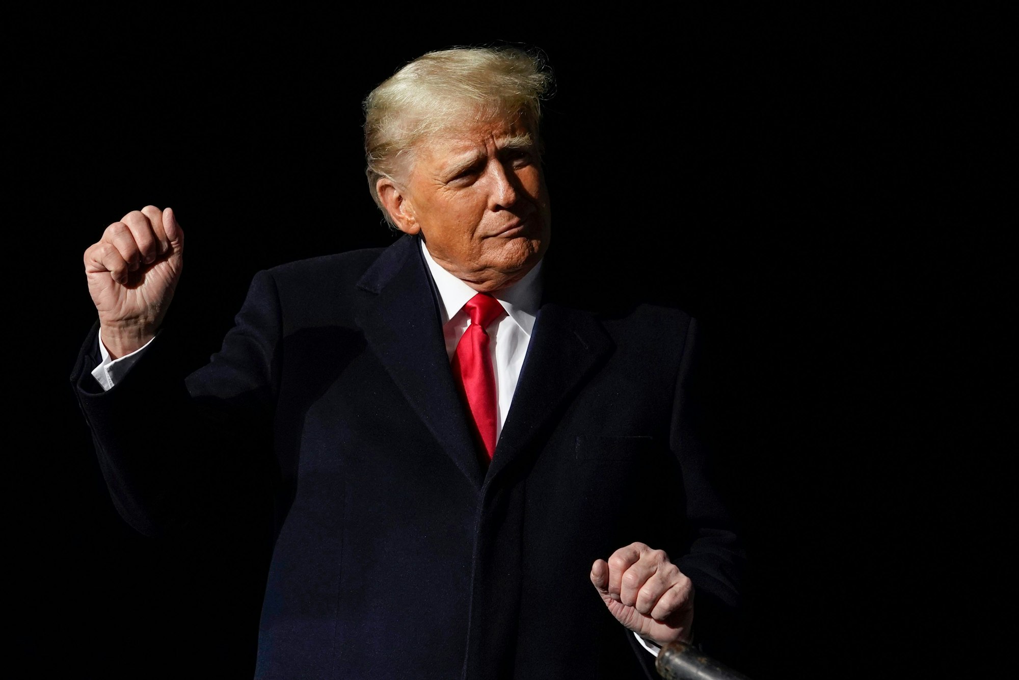 Donald Trump, ehemaliger Präsident der USA, tanzt nach seiner Rede bei einer Wahlkampfveranstaltung zur Unterstützung der Kampagne des republikanischen Ohio-Senatskandidaten Vance in Vandalia.