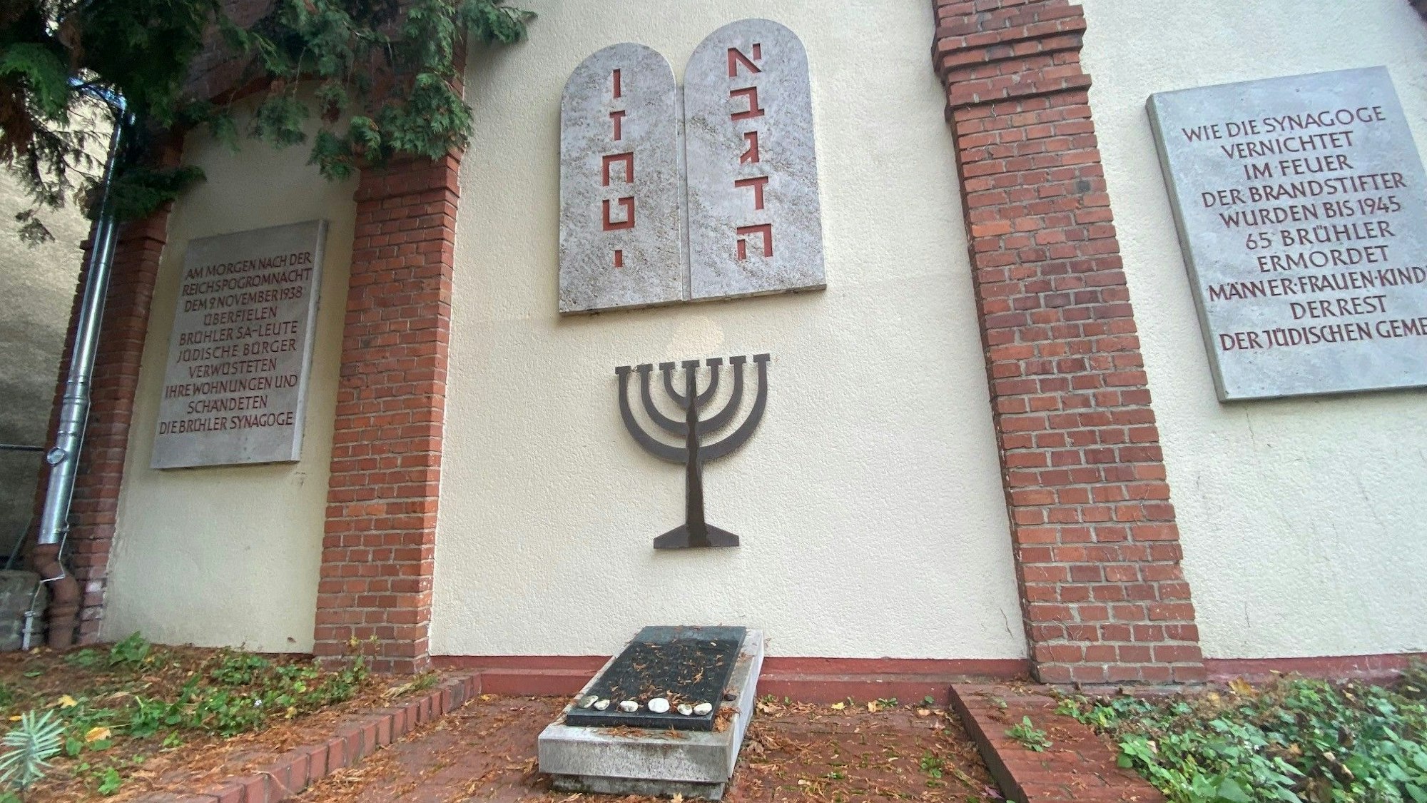 Auf der Gedenkstätte am Platz der einstigen Synagoge in Brühl liegen Herbstblätter.