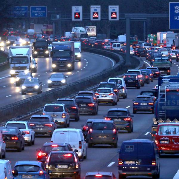Autos und Lkw stehen auf der Autobahn A555 im Stau.