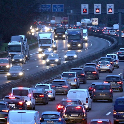 Autos und Lkw stehen auf der Autobahn A555 im Stau.