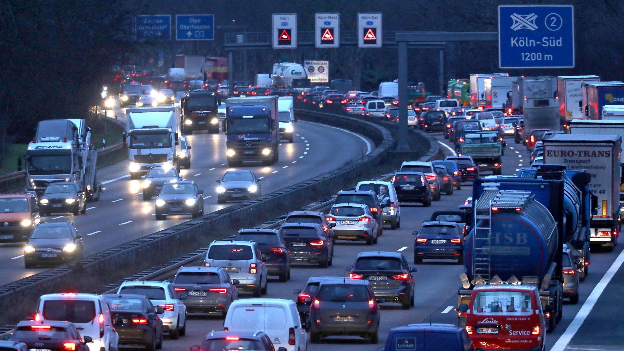 Autos und Lkw stehen auf der Autobahn A555 im Stau.