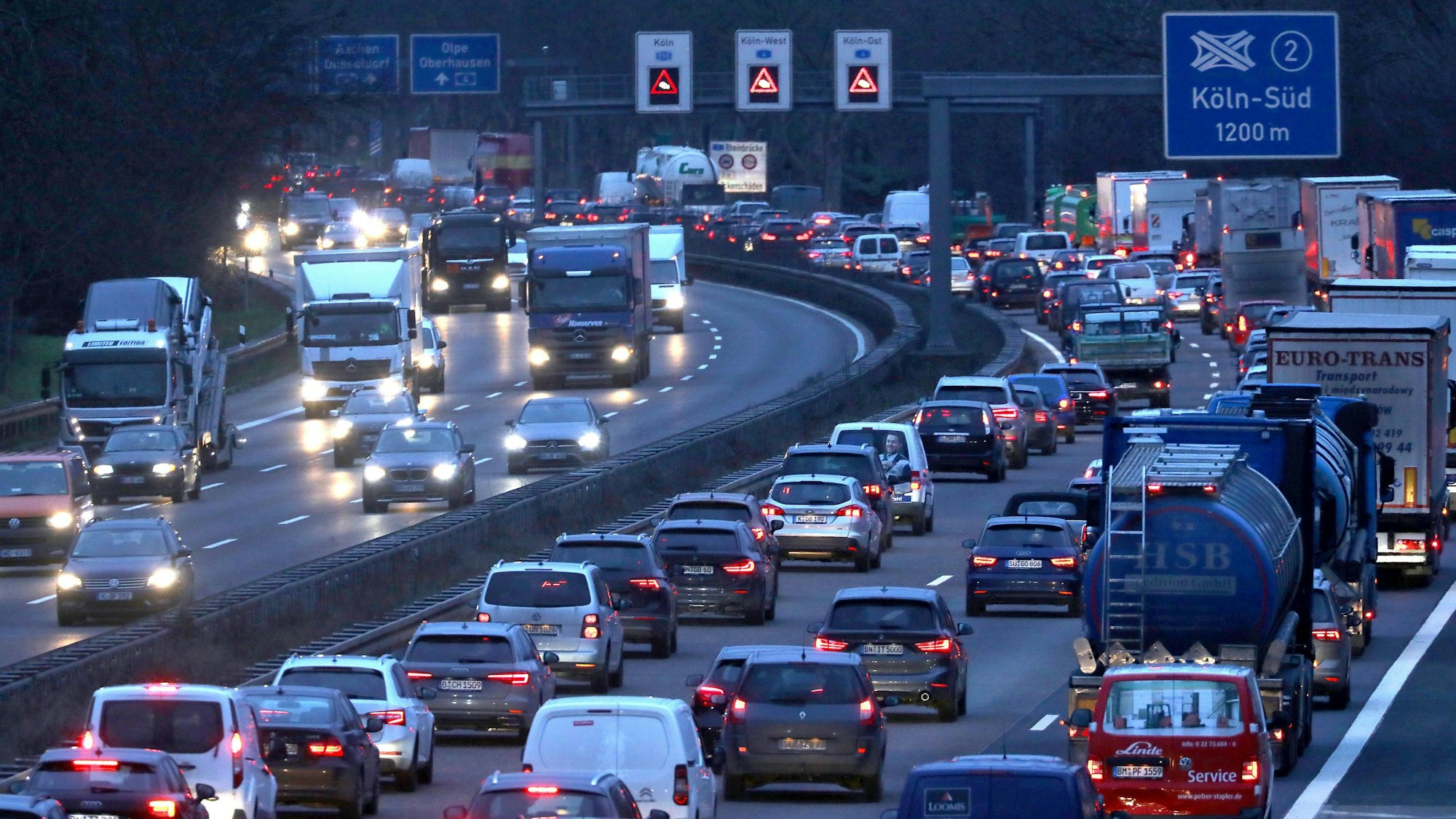Autos und Lkw stehen auf der Autobahn A555 im Stau.