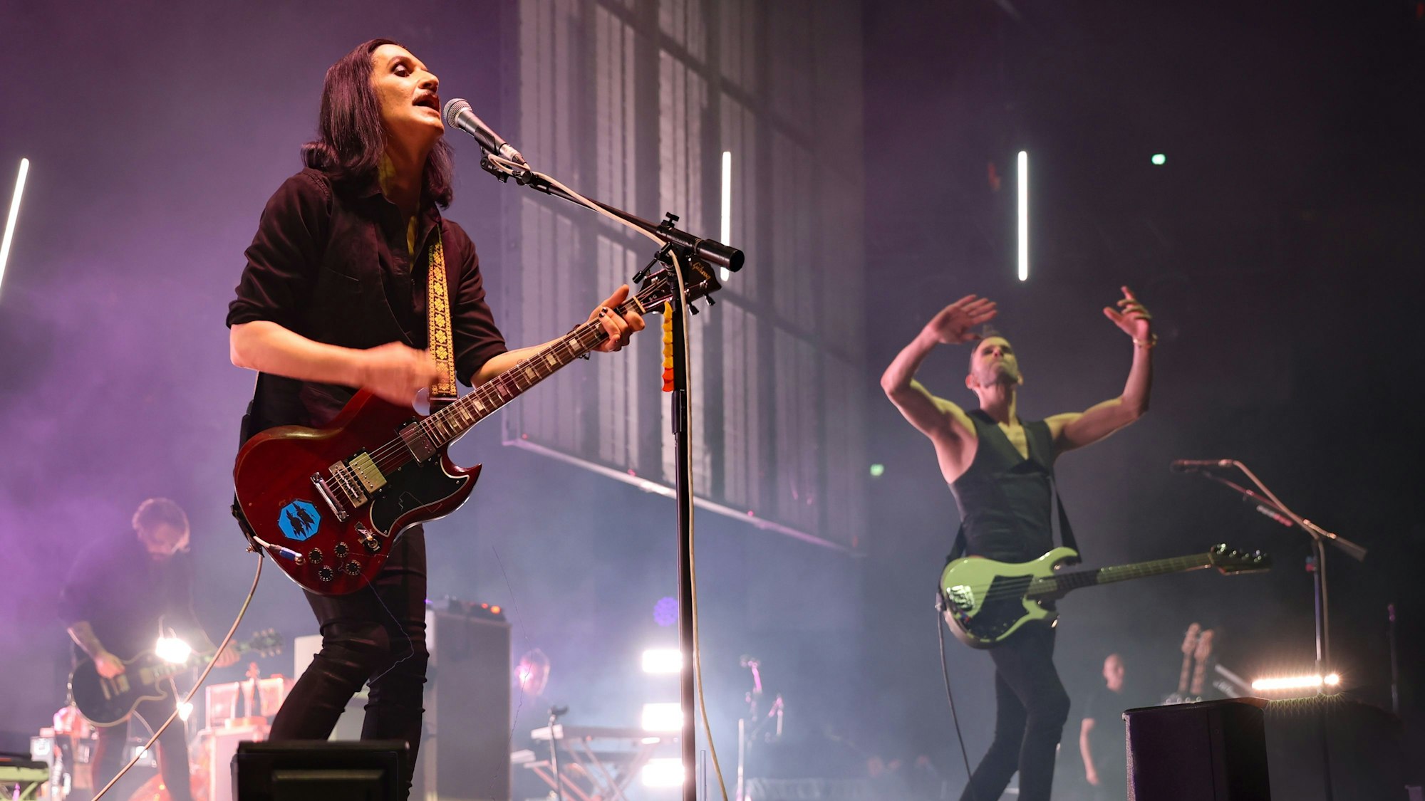 Brian Molko (l.) und Stefan Olsdal von Placebo in der Lanxess Arena.