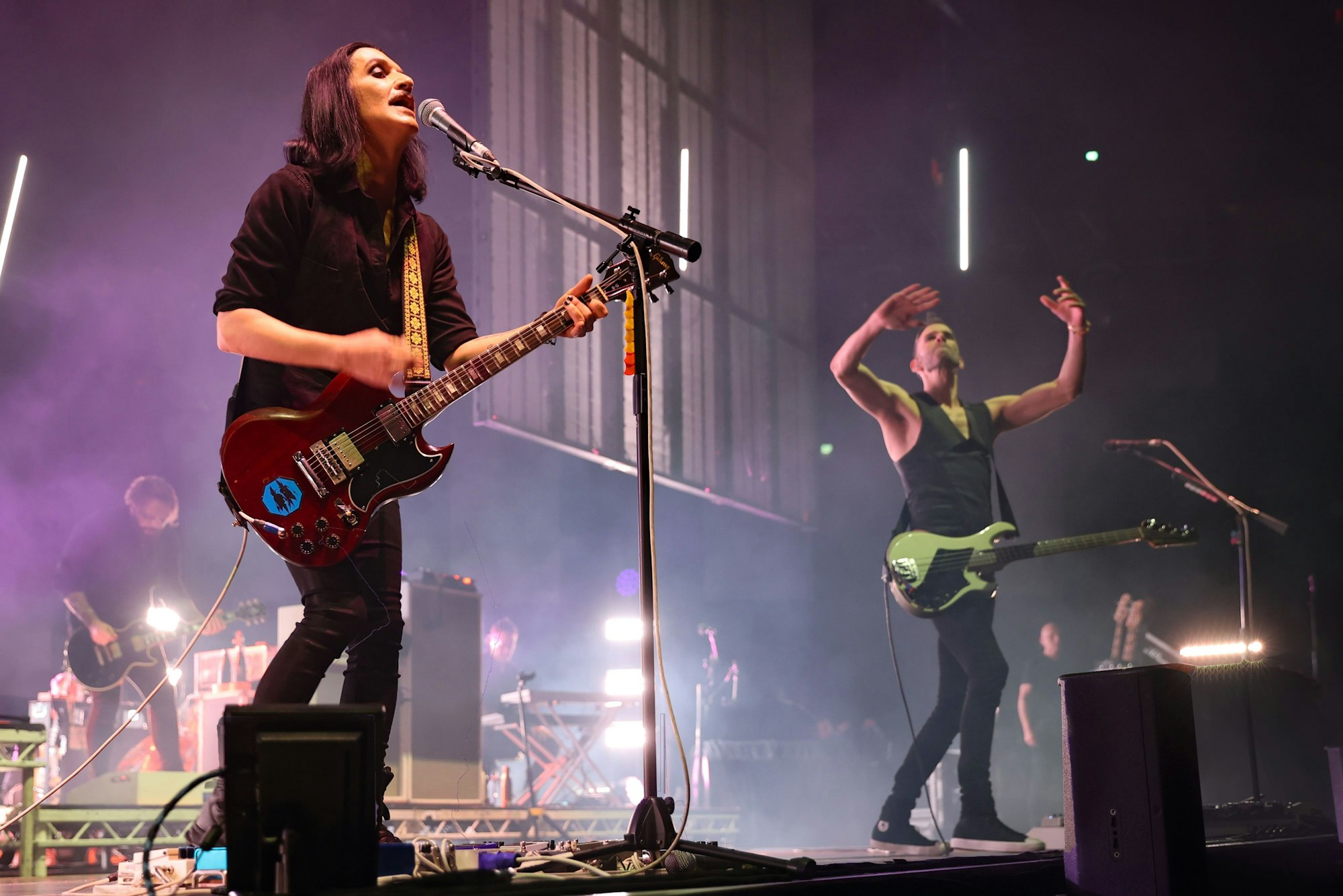 Brian Molko(l.) und Stefan Olsdal 2022 bei einem Konzert in der Kölner Lanxess-Arena