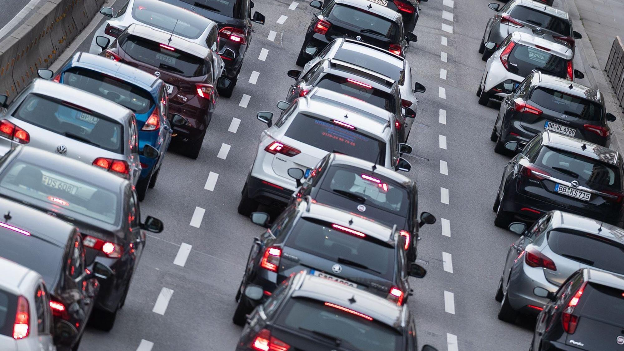 Autos stehen auf einer dreispurigen Straße im Stau.