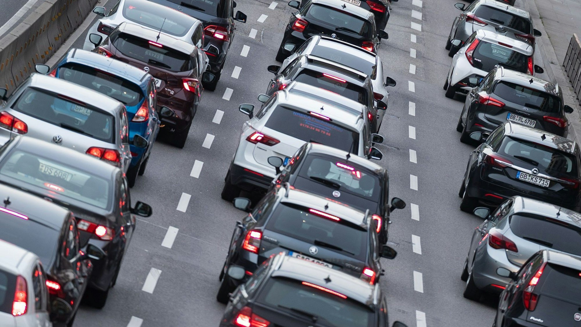 Autos stehen in der Innenstadt im Stau. (Symbolbild)