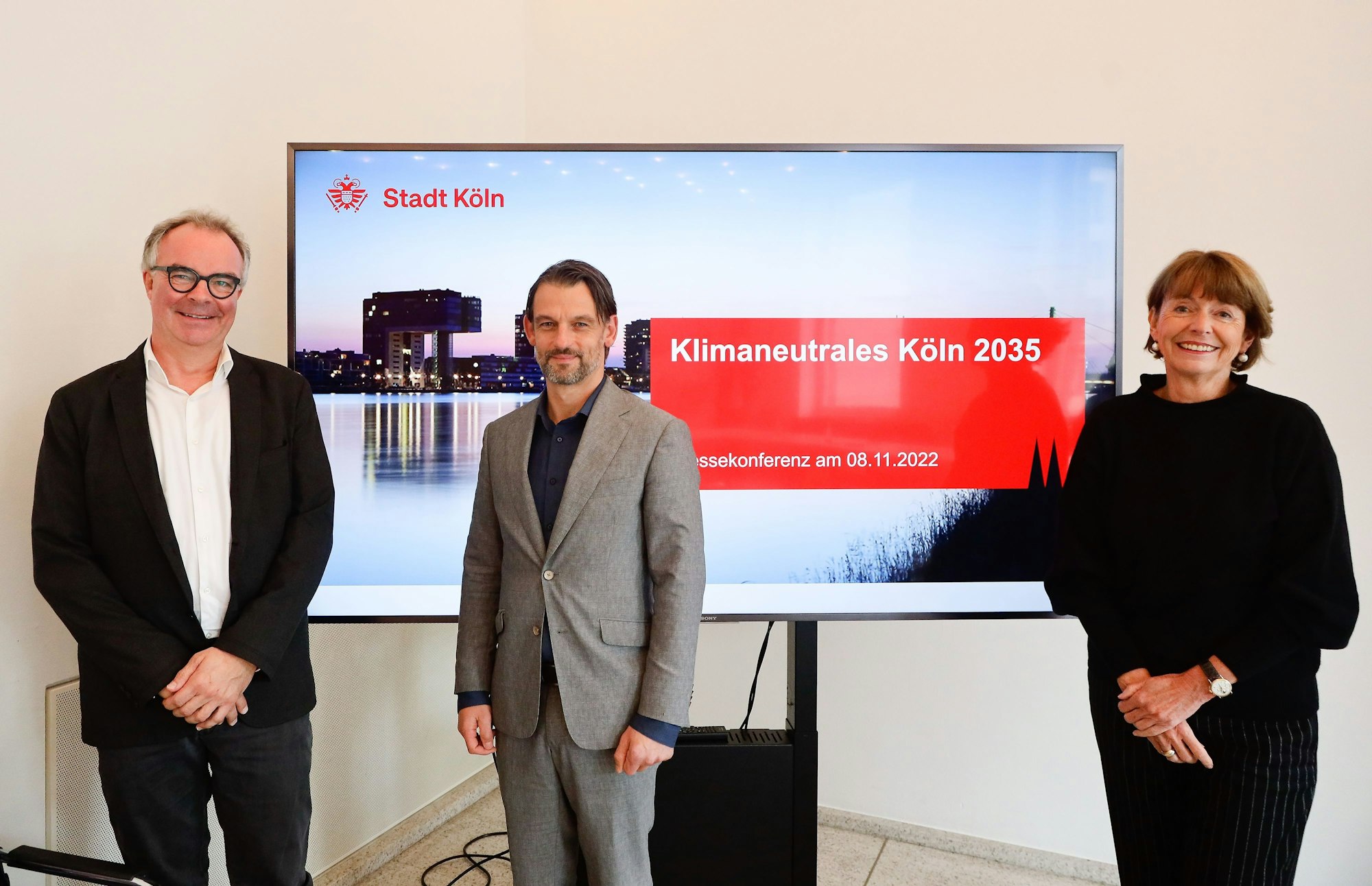 Bei einer Pressekonferenz im Kölner Rathaus stellen Gutachter Andreas Hübner, Umweltdezernent William Wolfgramm und Oberbürgermeisterin Henriette Reker die Studie „Köln klimaneutral 2035“ vor. Foto: Dirk Borm