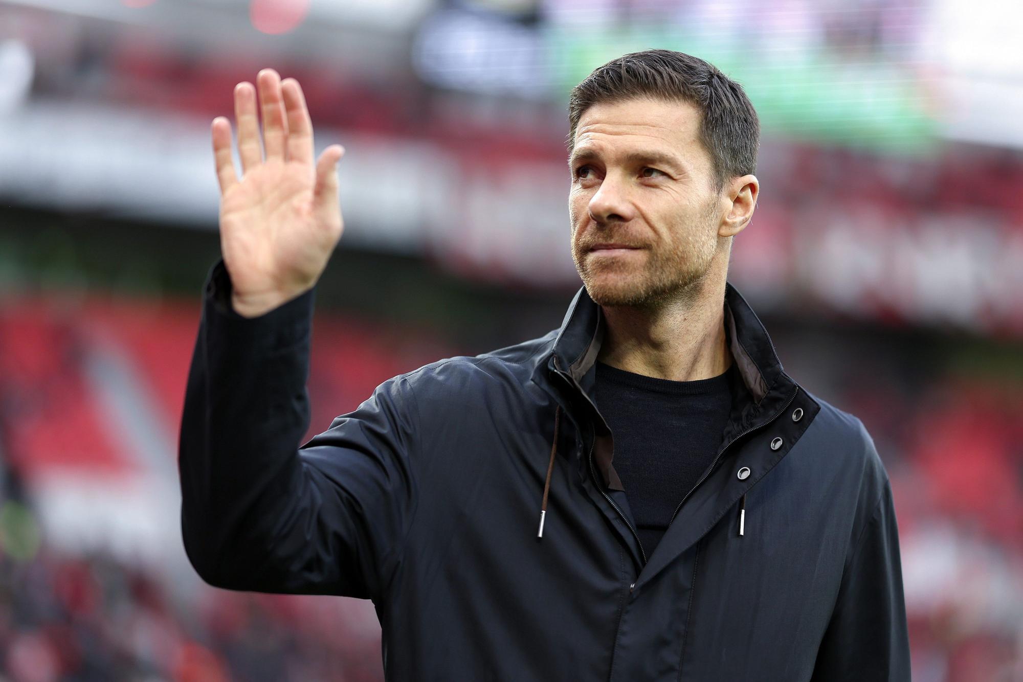 Xabi Alonso, Trainer von Bayer 04 Leverkusen, winkt den Leverkusener Fans.