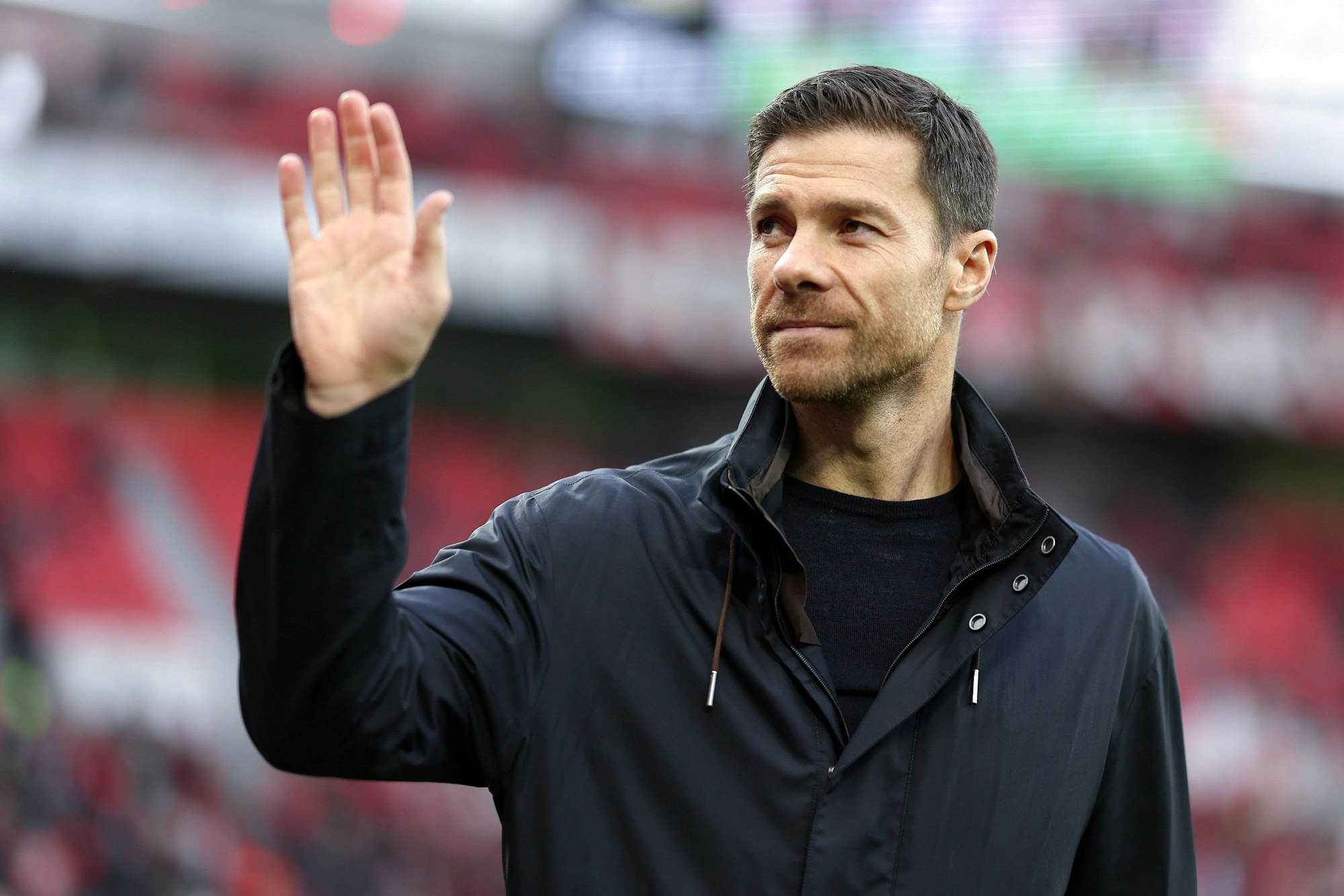 Xabi Alonso, Trainer von Bayer 04 Leverkusen, winkt den Leverkusener Fans.