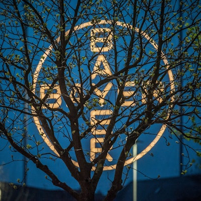 Das Bayer-Kreuz in Leverkusen bei Nacht. Der Konzern legte am Dienstag, 8. November 2022, seine Zahlen für das dritte Quartal vor.