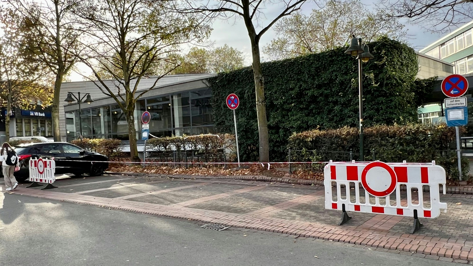 Gesperrte Parkplätze vor dem Foyer der Festhalle am Opladener Platz.