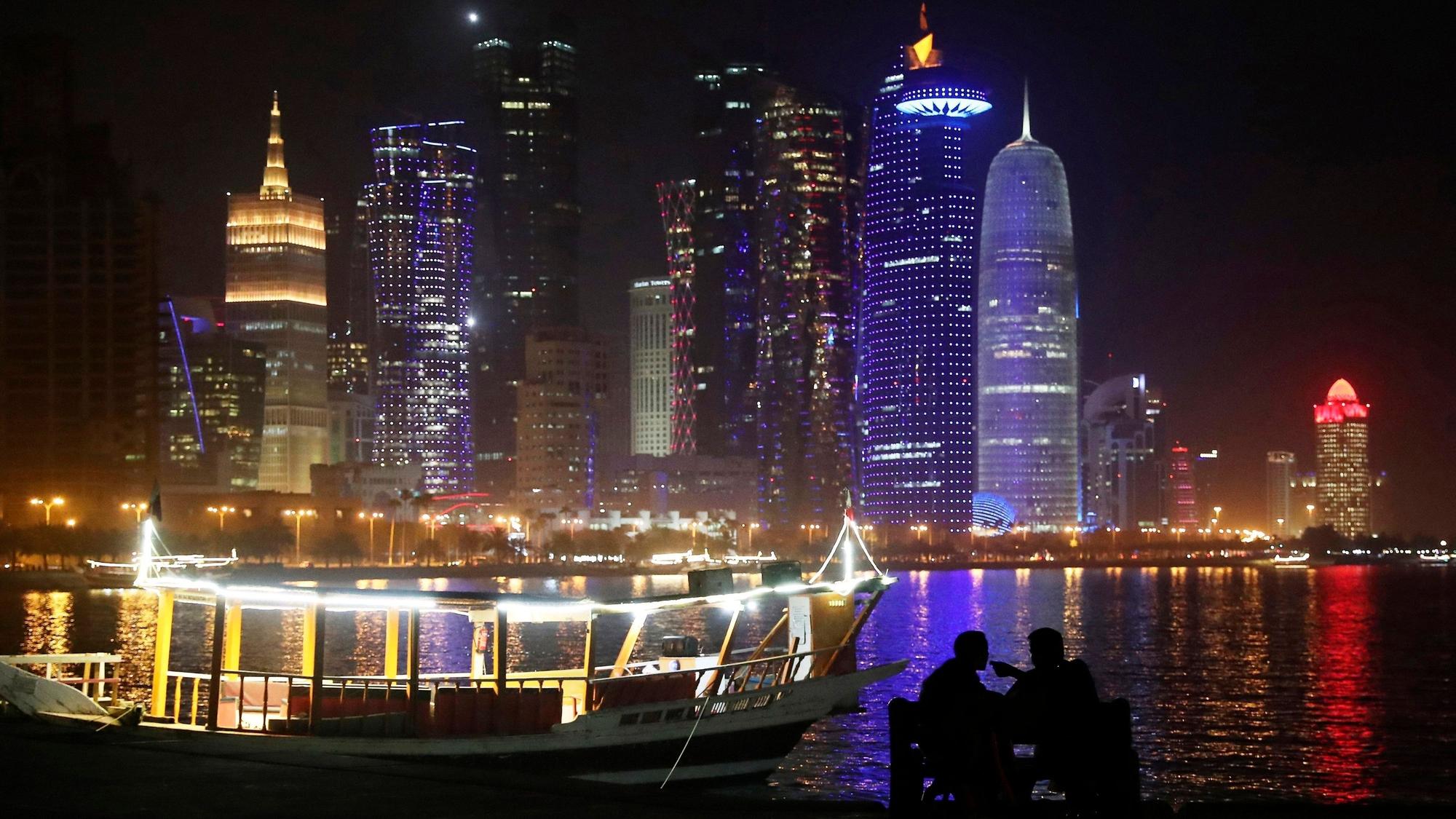 Katar: Blick auf die leuchtenden Skyscraper des nächtlichen Doha