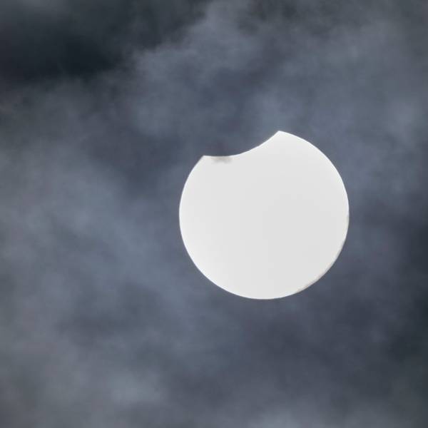 Der Mond verdeckt einen kleinen Teil der Sonne über Köln.