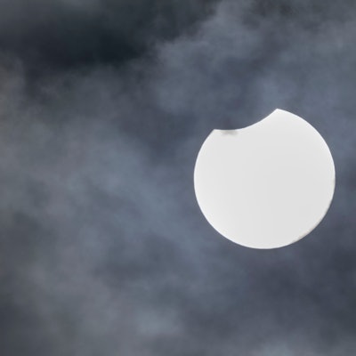 Der Mond verdeckt einen kleinen Teil der Sonne über Köln.