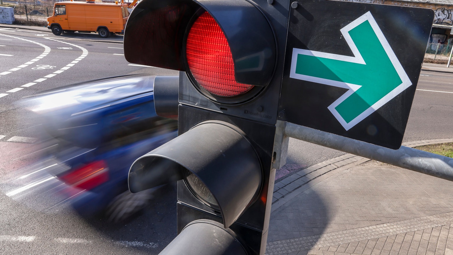 An einer roten Ampel ist ein grüner Rechtsabbiegerpfeil zu sehen.