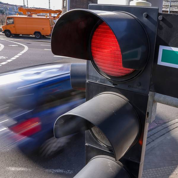 An einer roten Ampel ist ein grüner Rechtsabbiegerpfeil zu sehen.