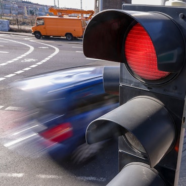 An einer roten Ampel ist ein grüner Rechtsabbiegerpfeil zu sehen.