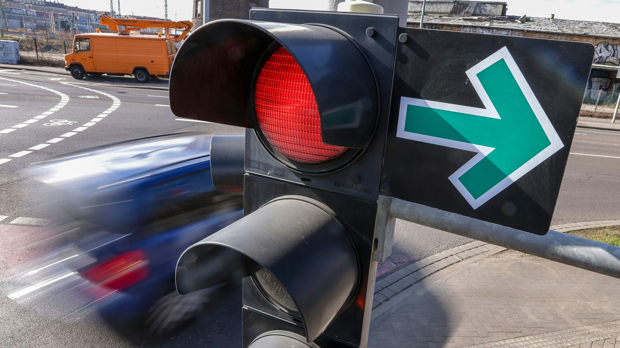 An einer roten Ampel ist ein grüner Rechtsabbiegerpfeil zu sehen.