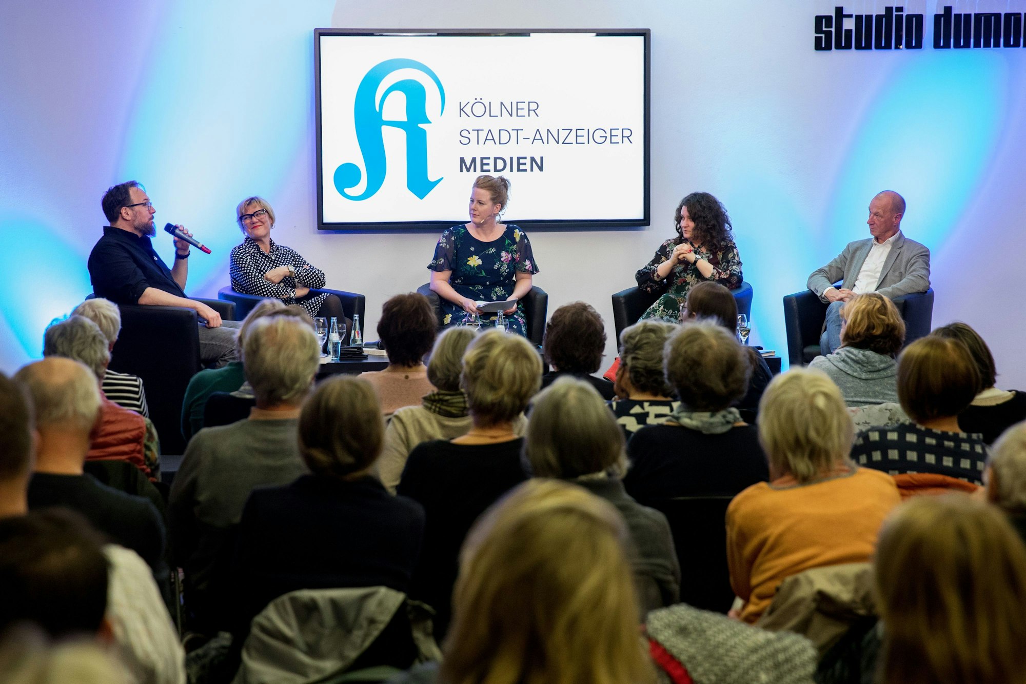 07.11.2022, Köln: Langer Abend der Literatur im Studio DuMont.
Podiumsdiskussion mit Carsten Henn, Helga Frese-Resch,Sarah Brasack, Anne Burgmer und Rainer Osnowski.