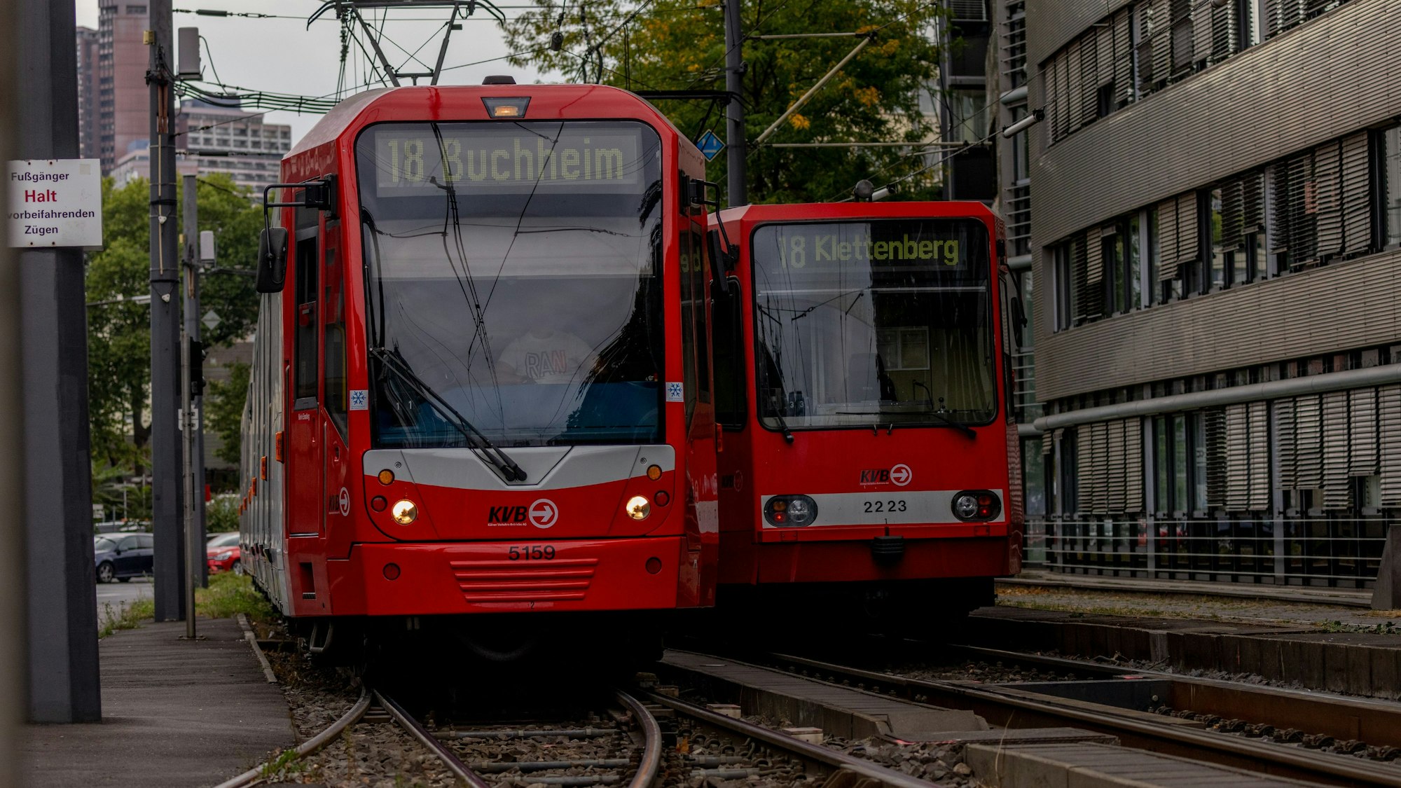 Zwei Stadtbahnen der KVB stehen am Barbarossaplatz
