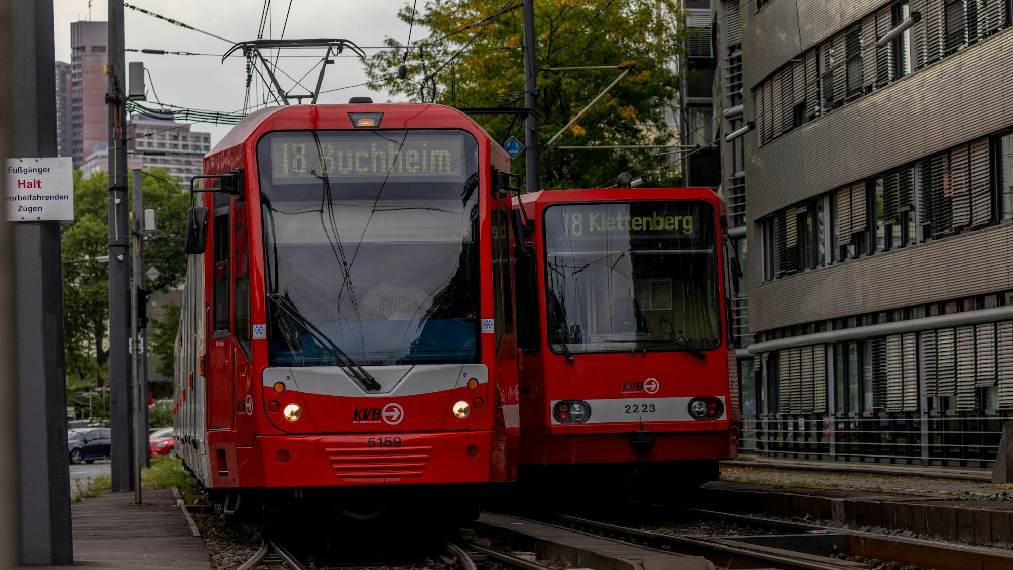Hochflurbahnen der KVB am Kölner Barbarossaplatz