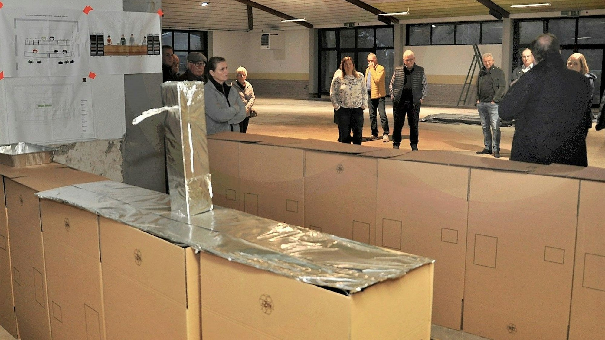 In der Kaller Bürgerhalle ist eine Zapfanlage aus Kartons nachgebaut.