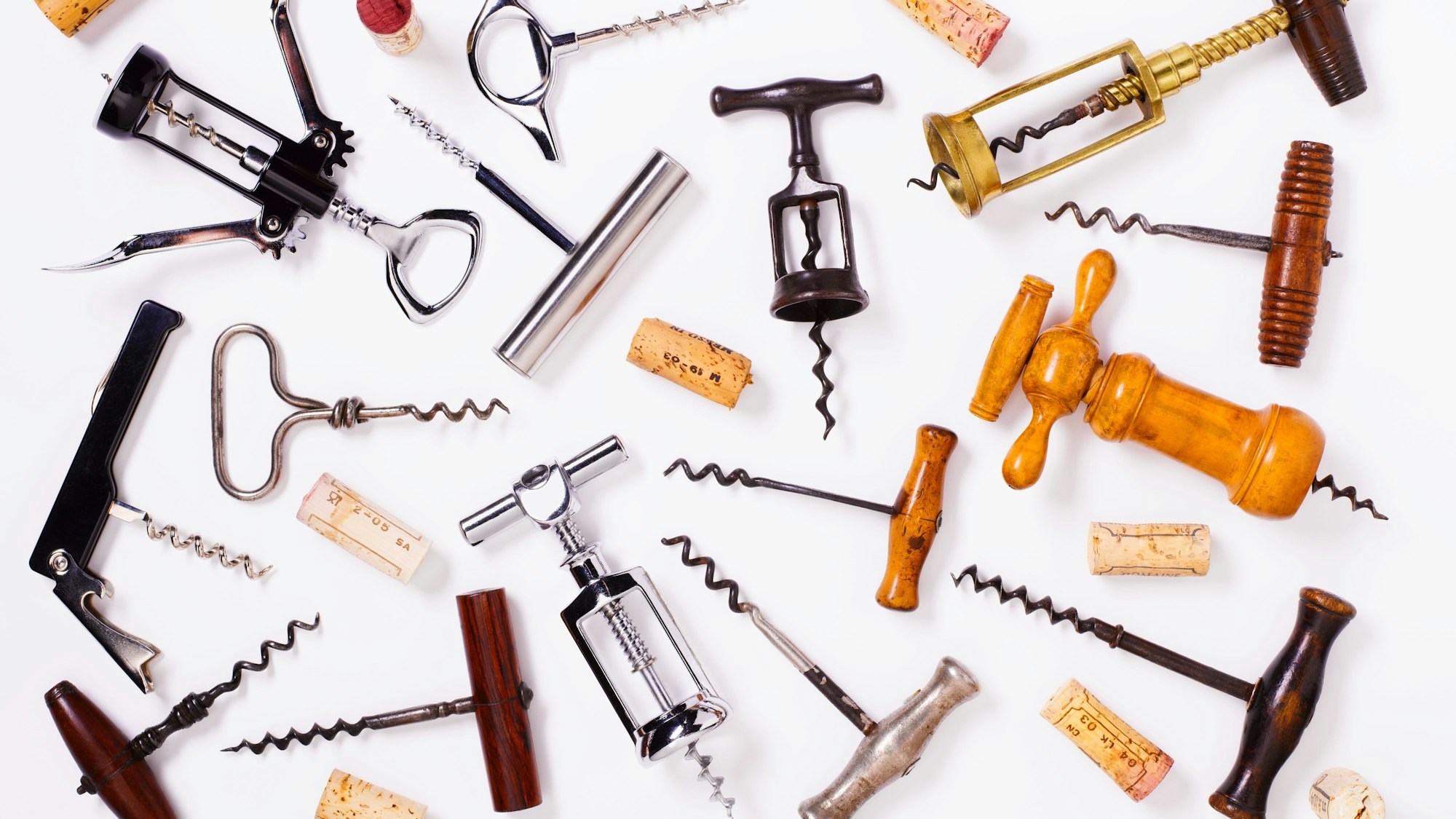 Viele verschiedene Korkenzieher auf weißem Hintergrund