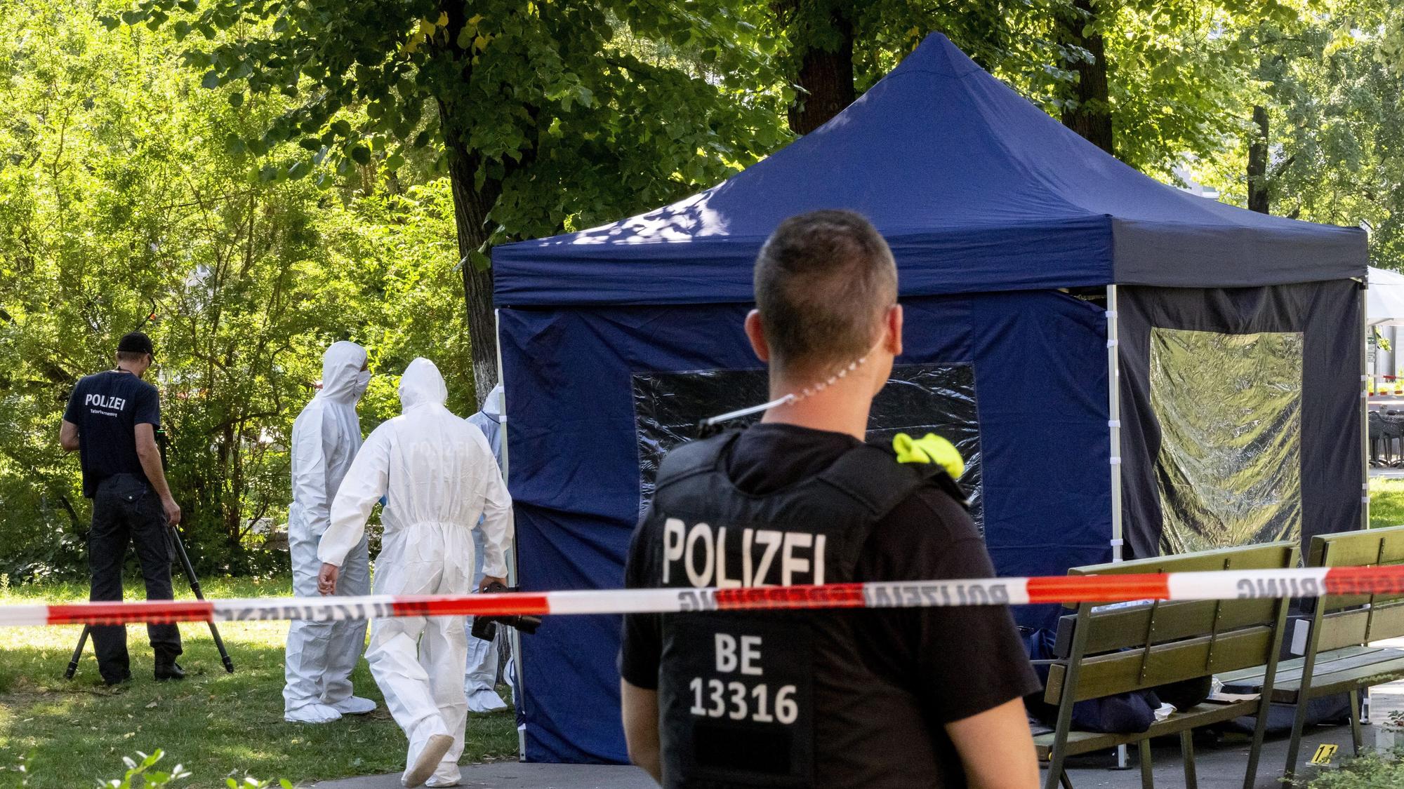 Beamte der Spurensicherung sichern in einem Faltpavillon Spuren an einem Tatort im Kleinen Tiergarten.