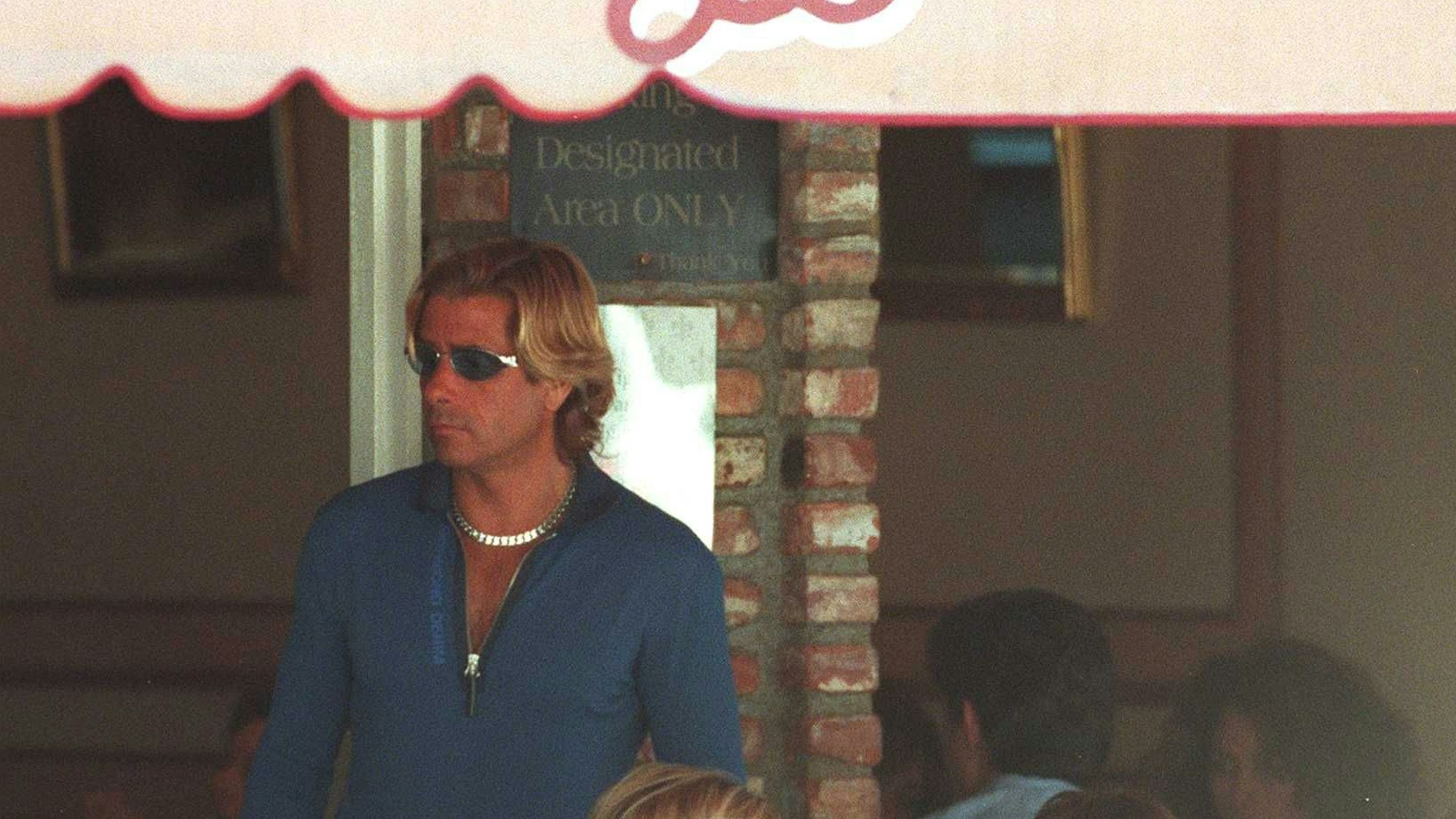 Mario Oliver Jutard steht in einem Restaurant in Los Angeles.