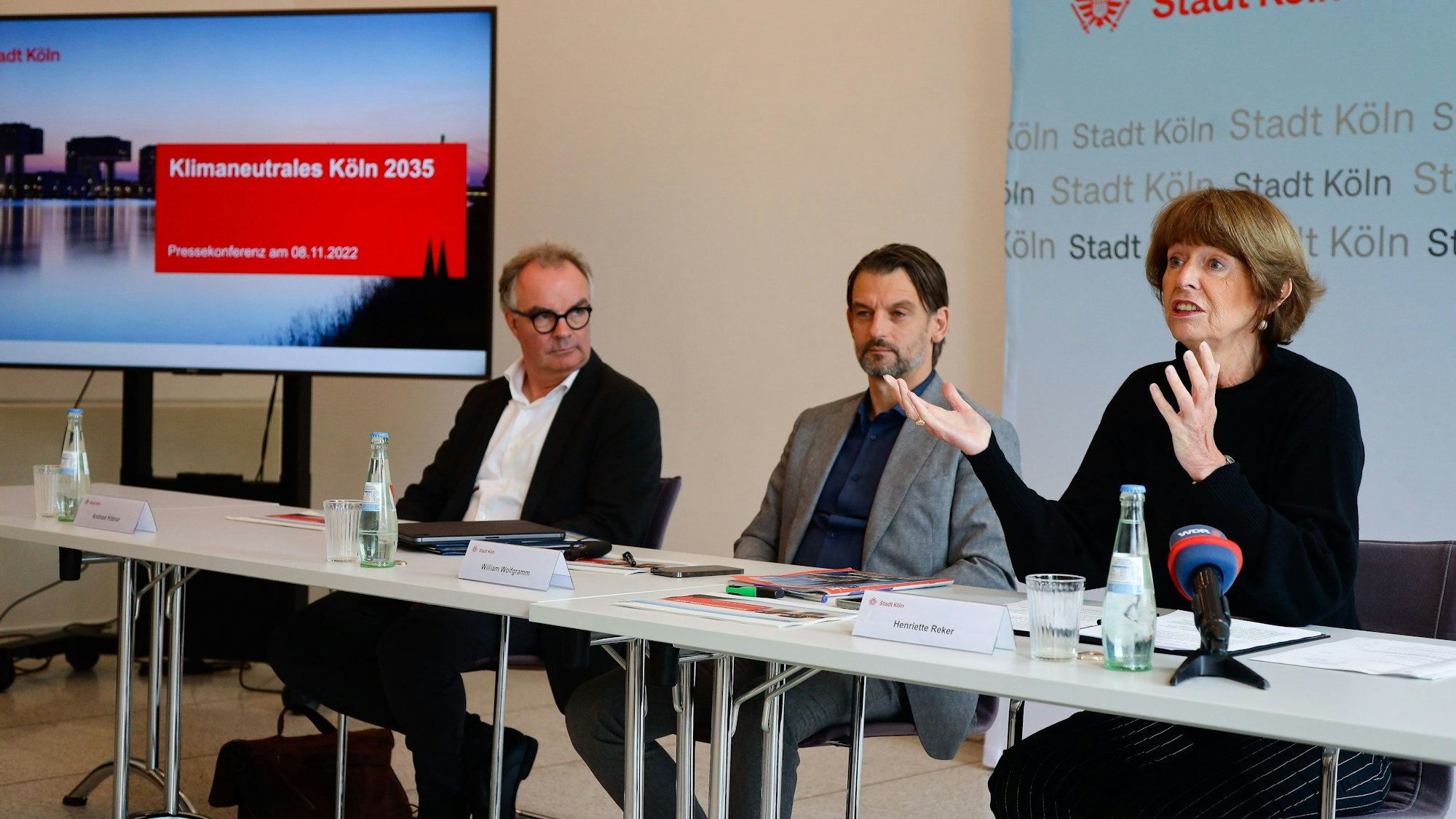 2022 stellten Klimaderzenent William Wolfgramm (Mitte) und Henriette Reker das Gutachten Köln klimaneutral 2035 vor.